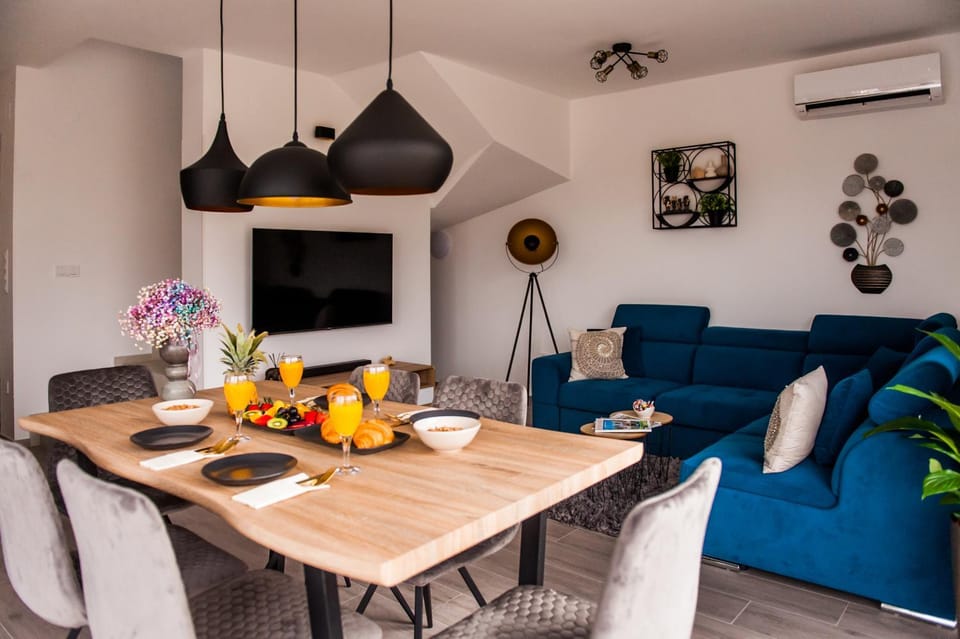 Communal lounge/ TV room, TV and multimedia, Living room, Dining area