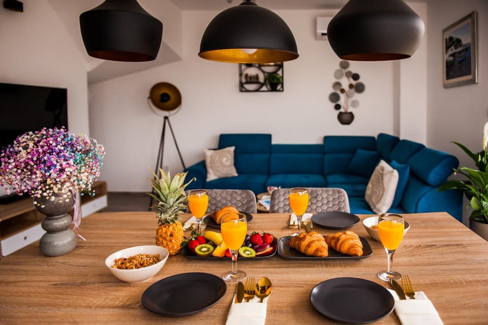 Seating area, Dining area, Food, Drinks