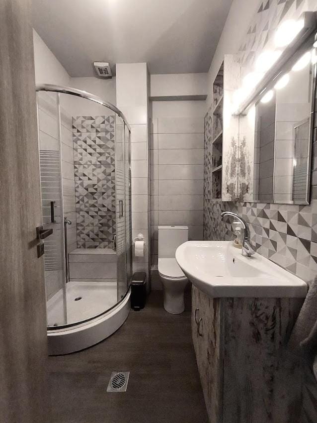 Shower, Toilet, towels