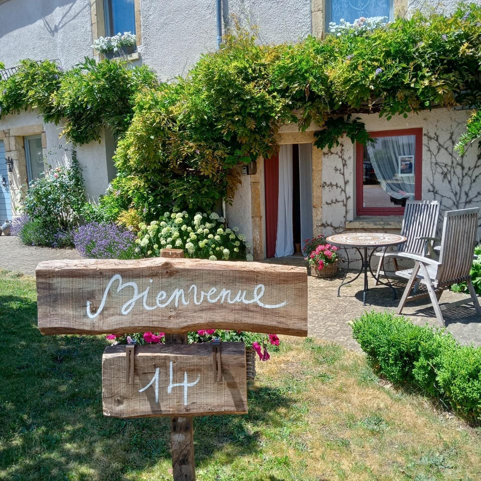 LE LIT DE LA SEMOY Chassepierre Bed and Breakfast in Wallonia, Belgium
