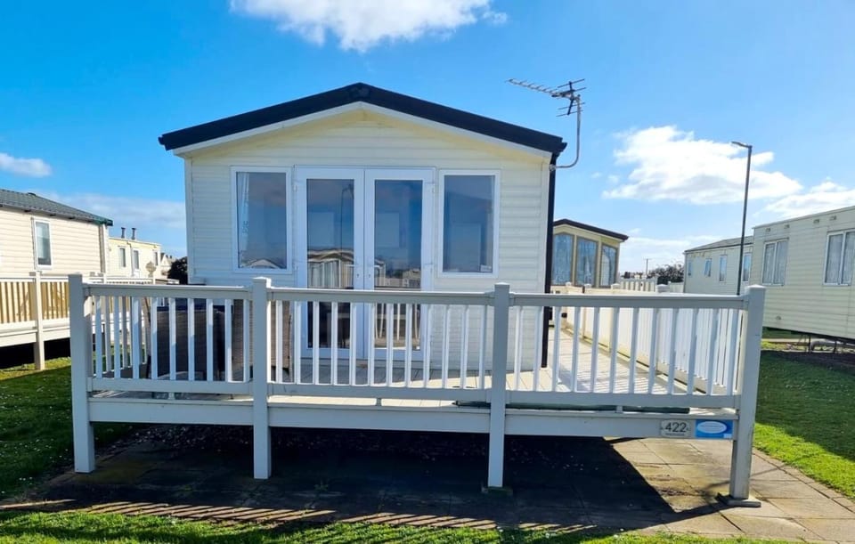 Cosy holiday home at Romney Sands Campground/ 
RV Resort in England