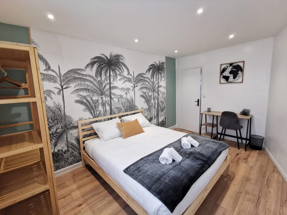 Bed, Photo of the whole room, Bedroom