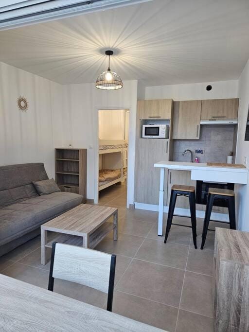 Grande motte Studio cabine parking clim plage 500m Cabin in La Grande-Motte