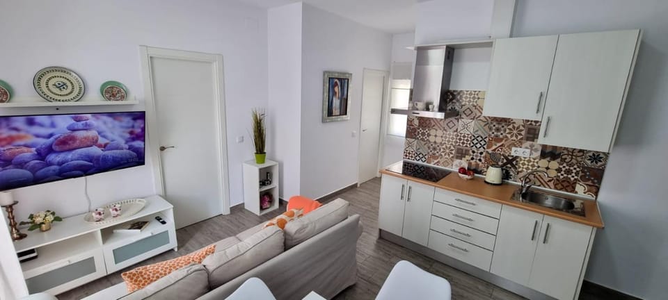 Kitchen or kitchenette, Dining area, minibar