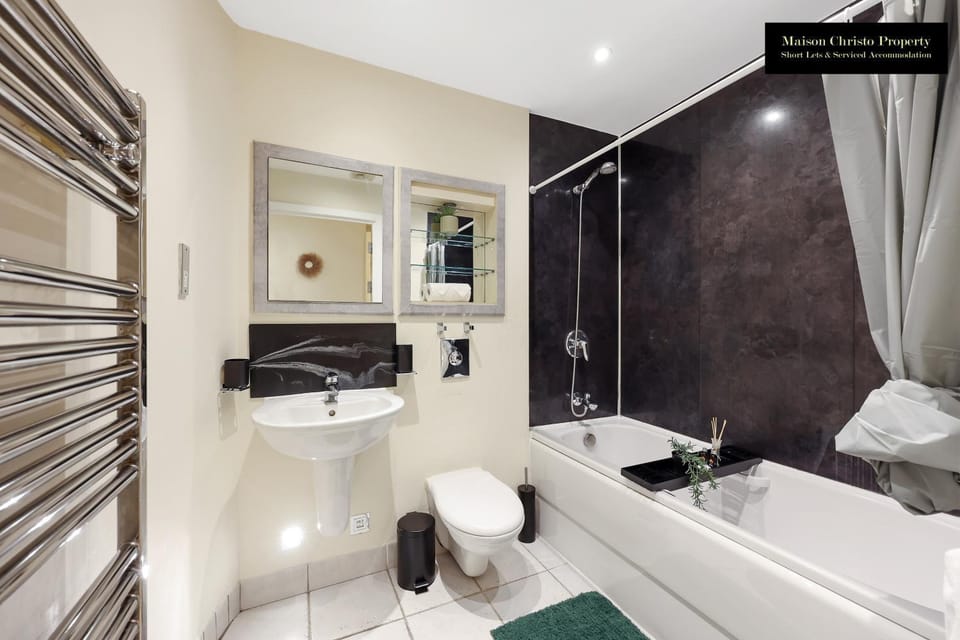 Shower, Toilet, Bathroom, Bath, towels
