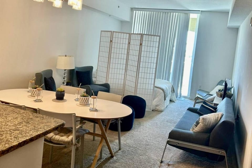 314S Nautical Beach Suite - 2 Beds!, Pools, Jacuzzi, Beach, Shops & Dog Friendly House in Boynton Beach