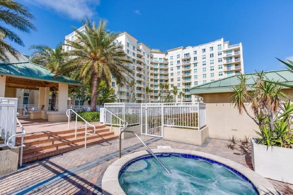 314S Nautical Beach Suite - 2 Beds!, Pools, Jacuzzi, Beach, Shops & Dog Friendly House in Boynton Beach