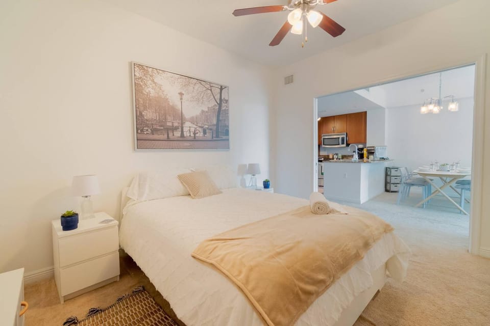314S Nautical Beach Suite - 2 Beds!, Pools, Jacuzzi, Beach, Shops & Dog Friendly House in Boynton Beach