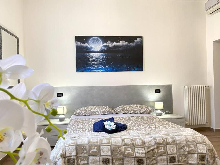 Bed, Photo of the whole room, Bedroom, air conditioner