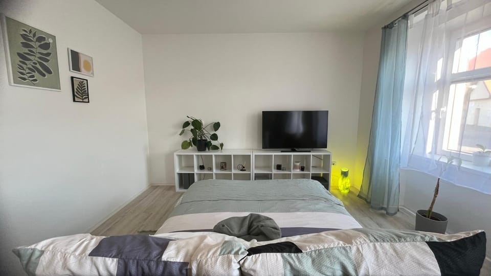 Bed, TV and multimedia, Bedroom