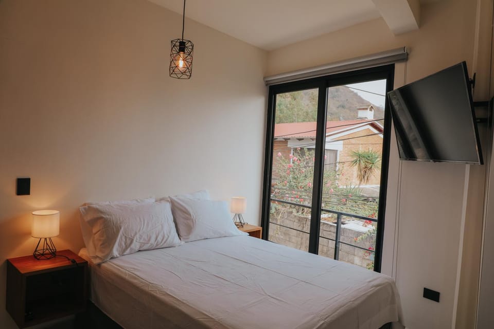 Bed, TV and multimedia, Photo of the whole room, Bedroom