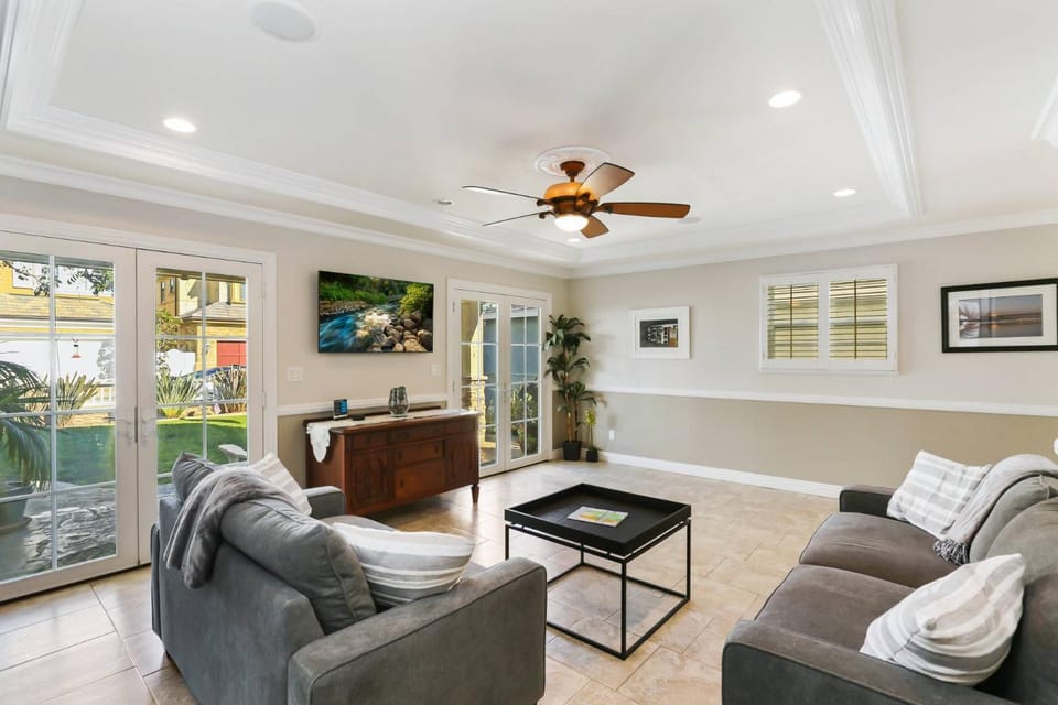 821 West Bay Avenue House in Balboa Peninsula