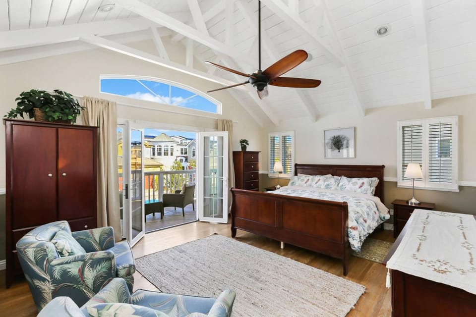 821 West Bay Avenue House in Balboa Peninsula