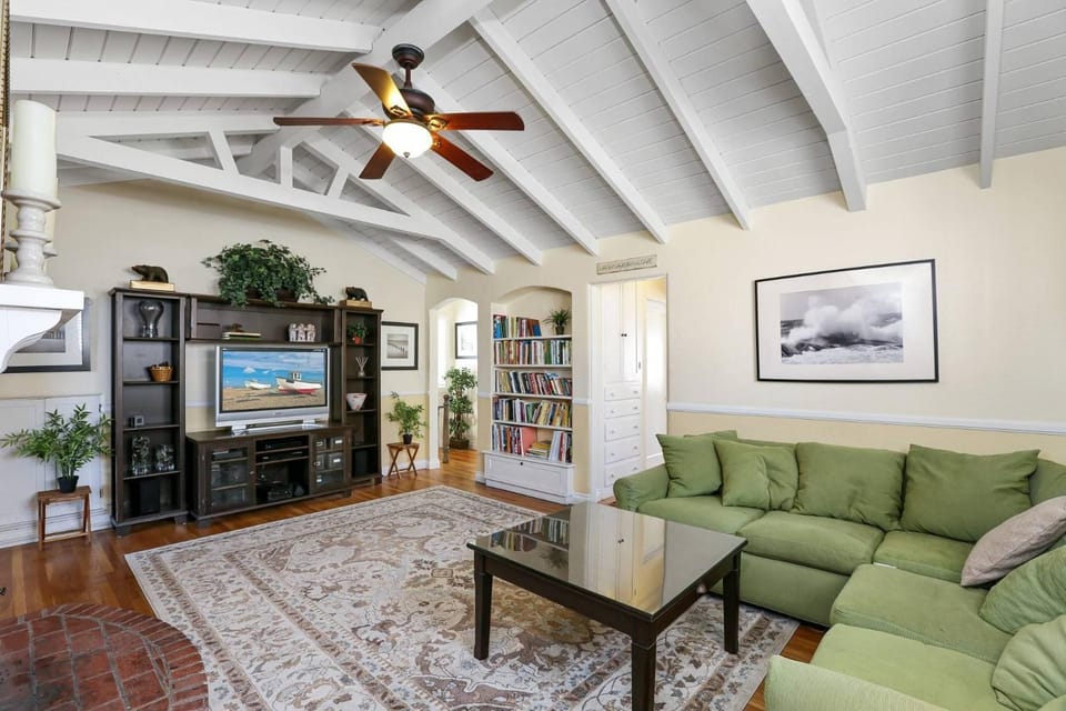 821 West Bay Avenue House in Balboa Peninsula