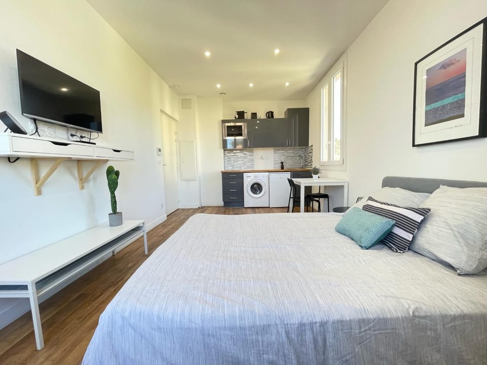Communal lounge/ TV room, Bed
