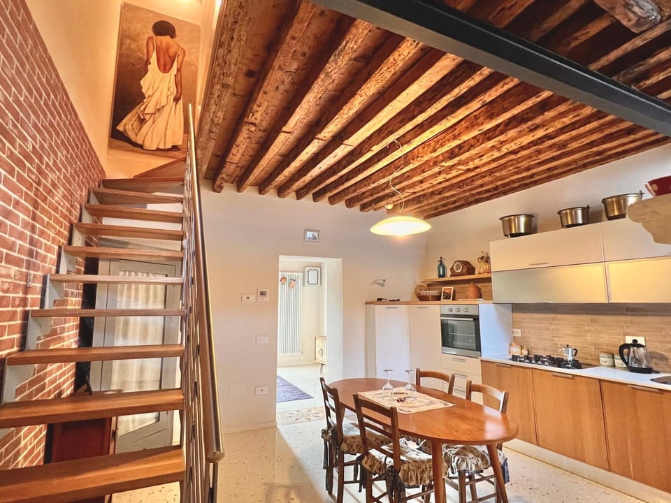 Kitchen or kitchenette, Dining area, pet friendly, stove