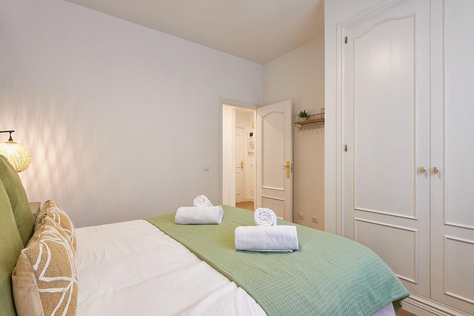 Bed, towels
