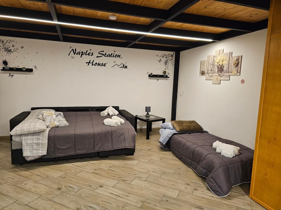 Bed, Living room, Photo of the whole room, towels