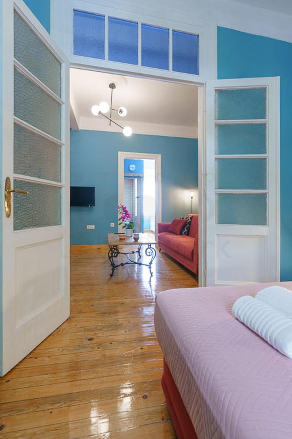 Photo of the whole room, Bedroom