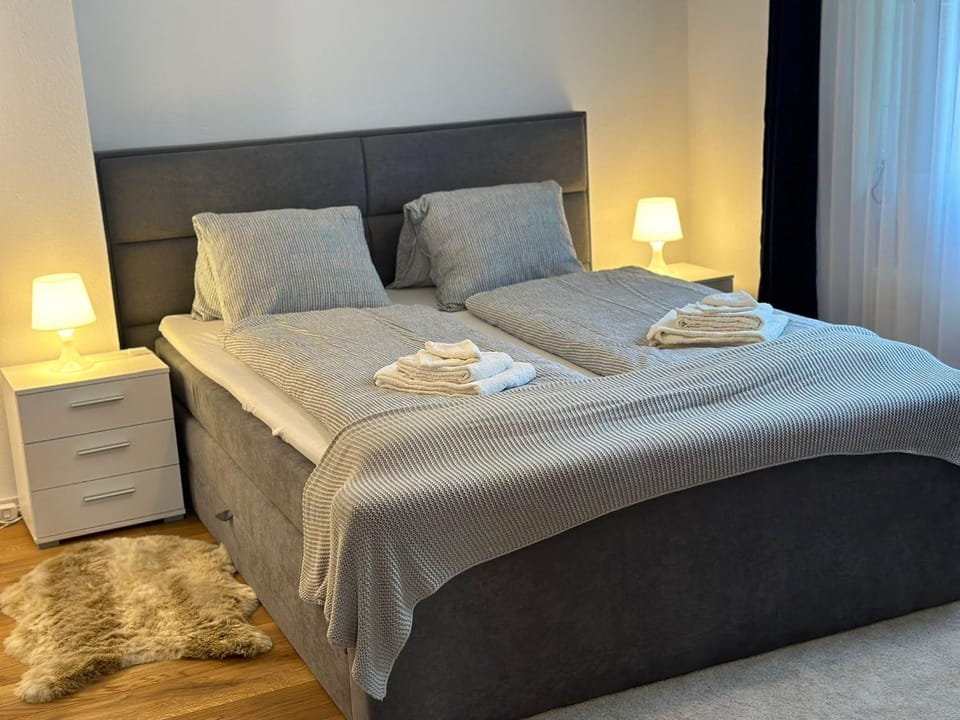 Bed, Photo of the whole room, Bedroom, towels