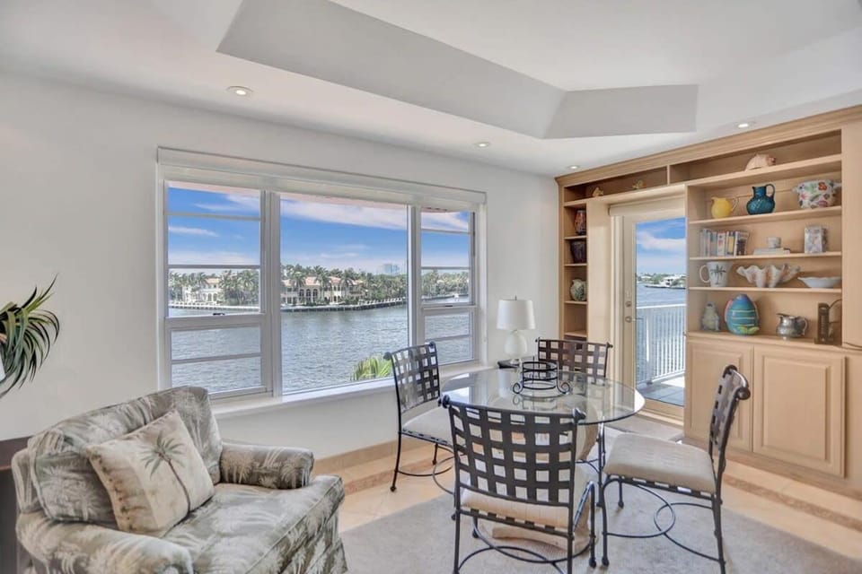 View (from property/room), Balcony/Terrace, Living room, Seating area, Dining area