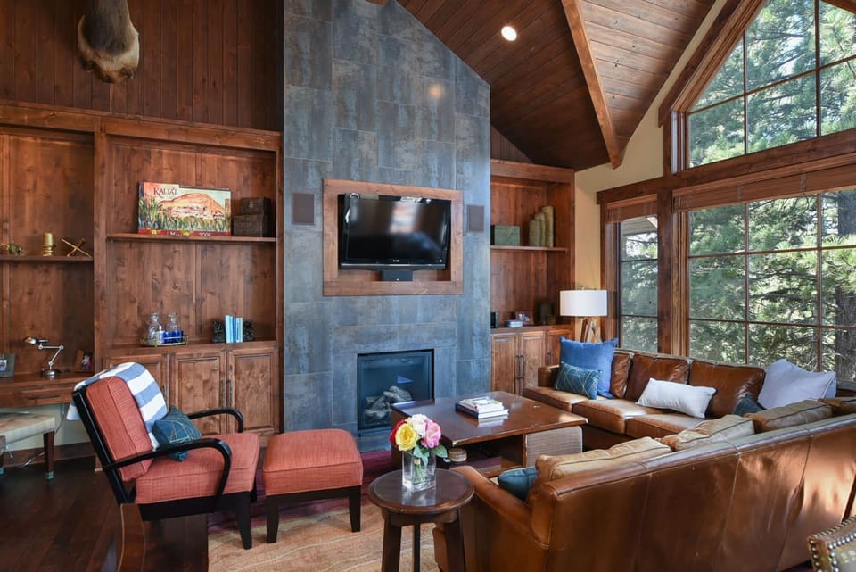 Luxury Northstar Home| hot tub| walk to ski lifts House in Northstar Drive