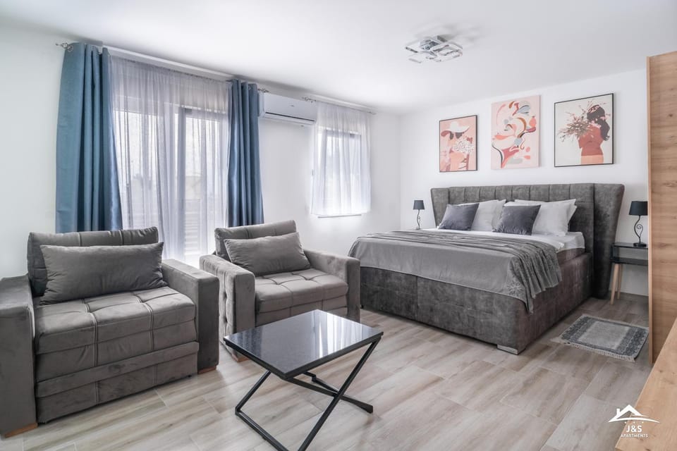 Bed, Living room, Photo of the whole room, Seating area, Bedroom