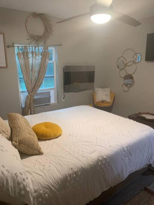 Plenty Parking for Boat ,RV, Trailers w Cars Cozy 2 BDRM COTTAGE House in Slidell
