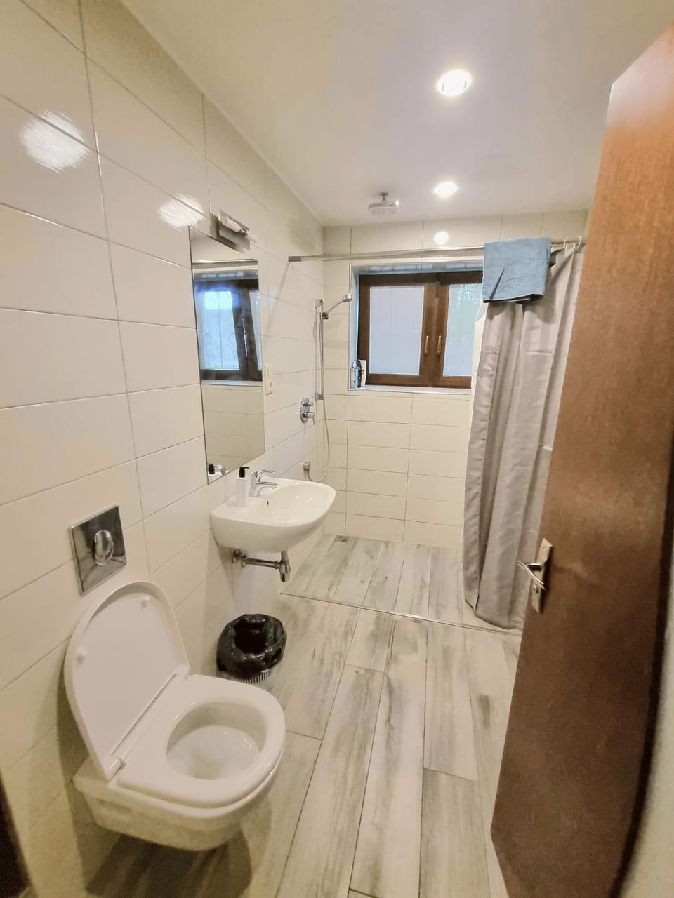 Shower, Toilet, Bathroom, bidet, towels