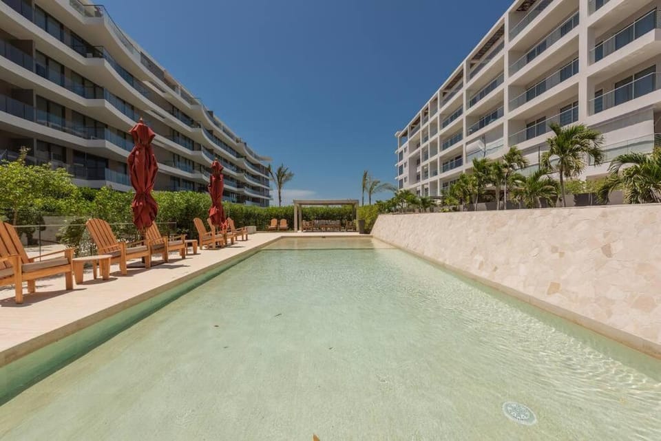 Property building, Day, Pool view, Swimming pool, Swimming pool, sunbed