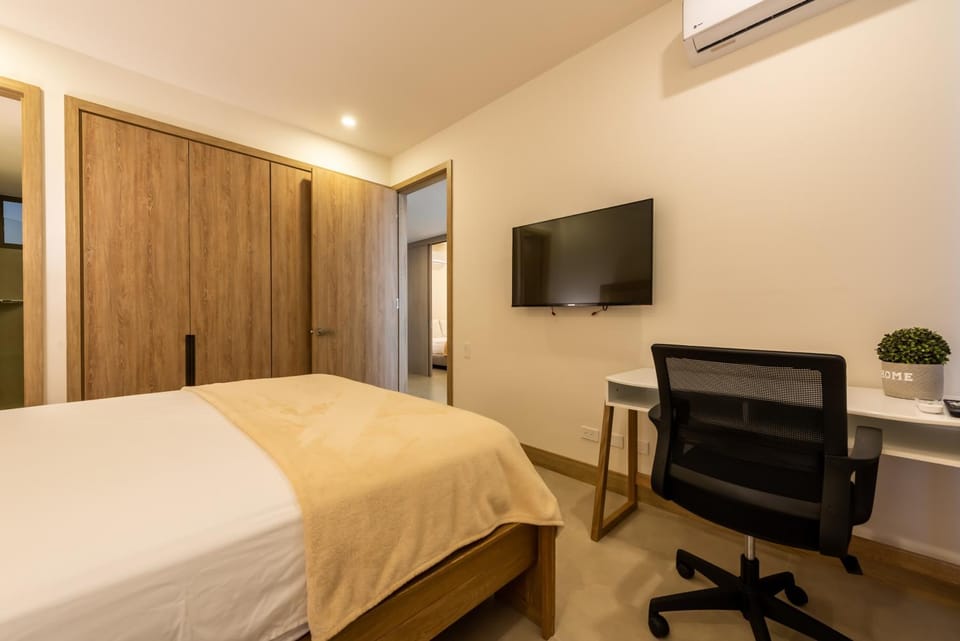 Bed, TV and multimedia, Photo of the whole room, Bedroom, hair dresser, wardrobe, air conditioner