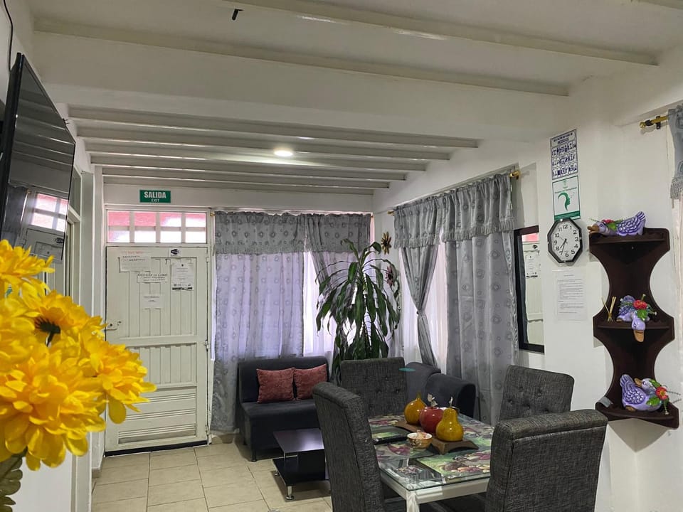 Apartamento 1 Piso, Dos Habitaciones, Cocina y Sala comedor Capacidad 4 Personas, parking privado tarifa adicional Apartment in Manizales