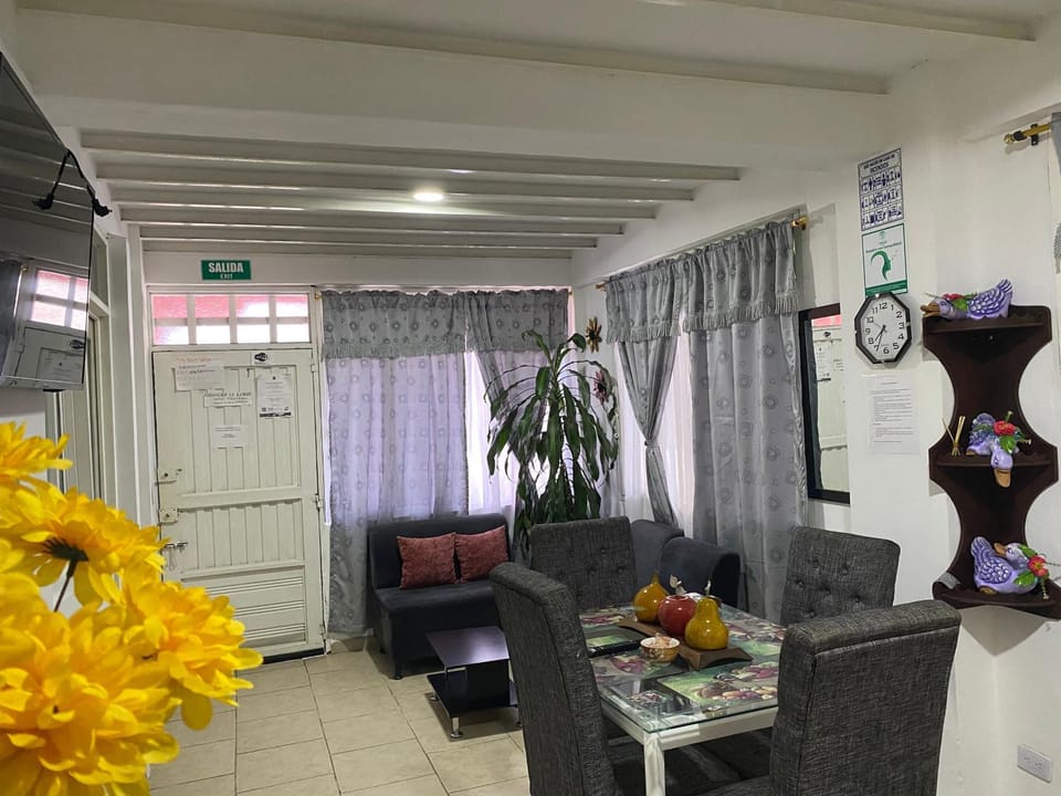 Apartamento 1 Piso, Dos Habitaciones, Cocina y Sala comedor Capacidad 4 Personas, parking privado tarifa adicional Apartment in Manizales