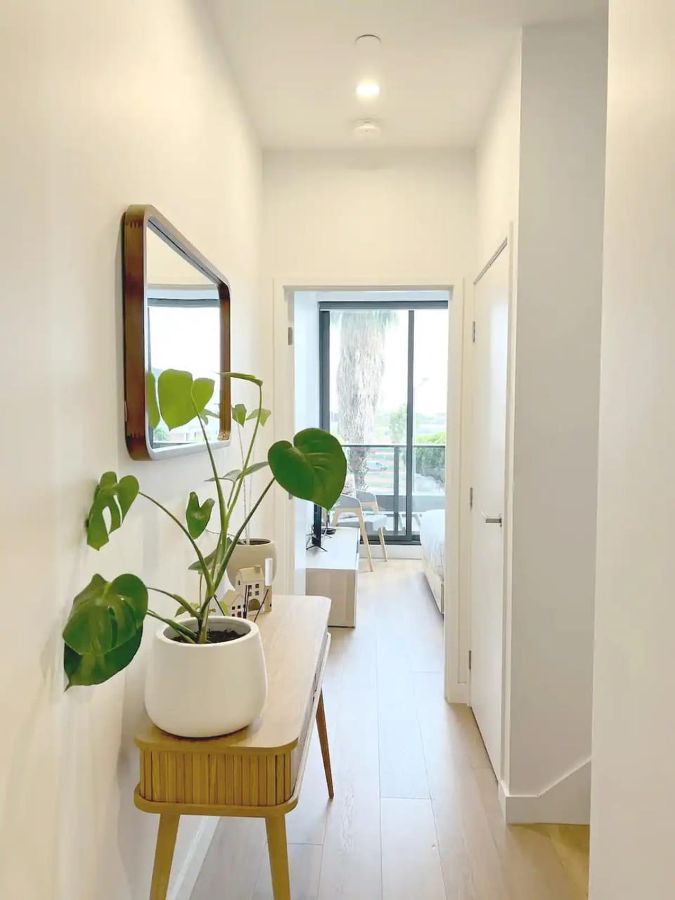 Centrally Located Modern Loft w Free Parking, Infinity Pool, Workspace Apartment in Melbourne