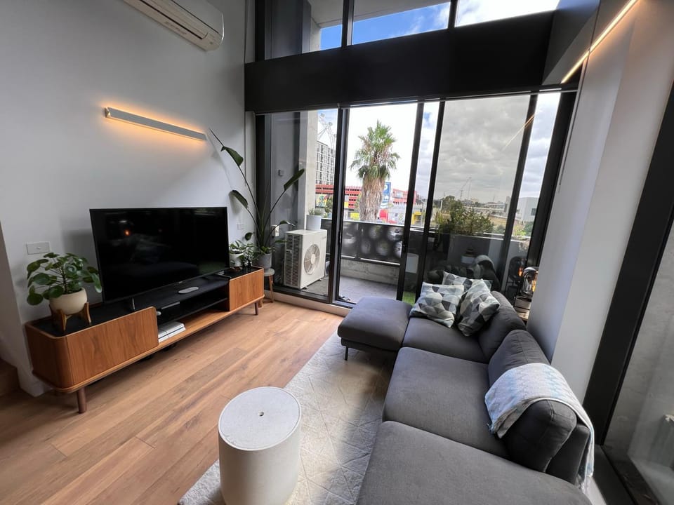 Centrally Located Modern Loft w Free Parking, Infinity Pool, Workspace Apartment in Melbourne