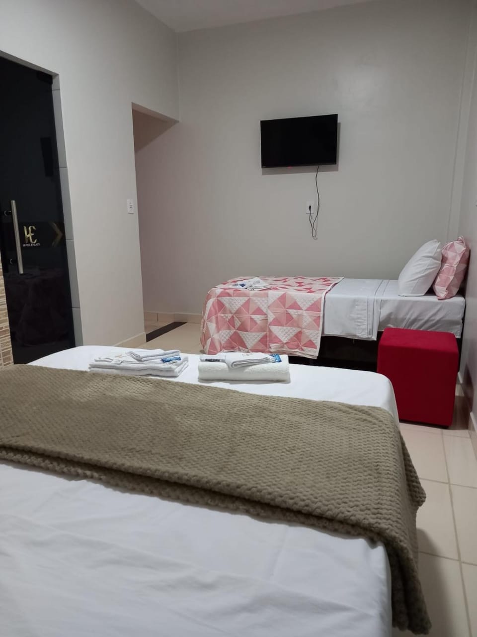 Bed, TV and multimedia, Photo of the whole room, Bedroom, towels