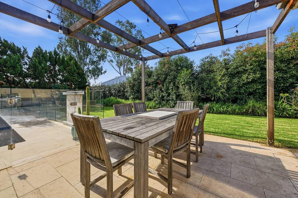 Regand Retreat - Pool, Luxurious Family Home House in Dubbo