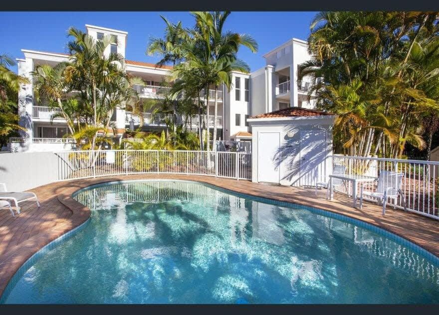 Property building, Day, Swimming pool