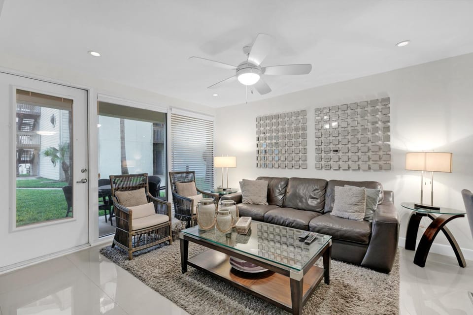 Living room, Seating area, Dining area, fireplace