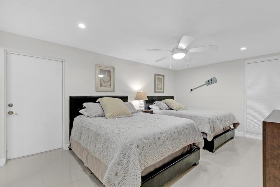 Bed, Photo of the whole room, Bedroom, fireplace