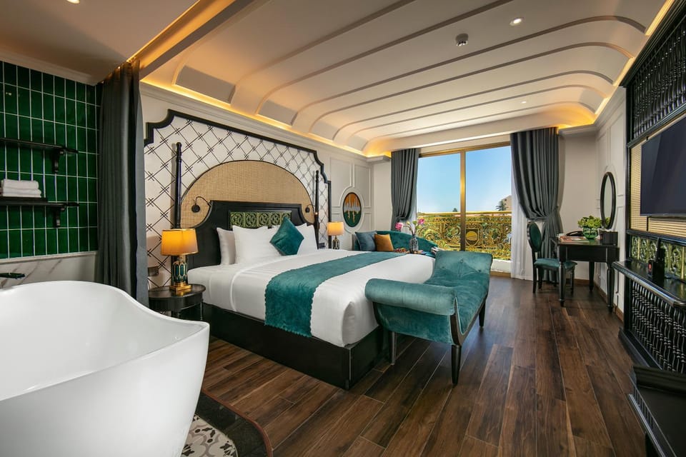 Bed, TV and multimedia, Photo of the whole room, Bedroom, towels