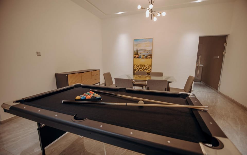 Billiard, Game Room