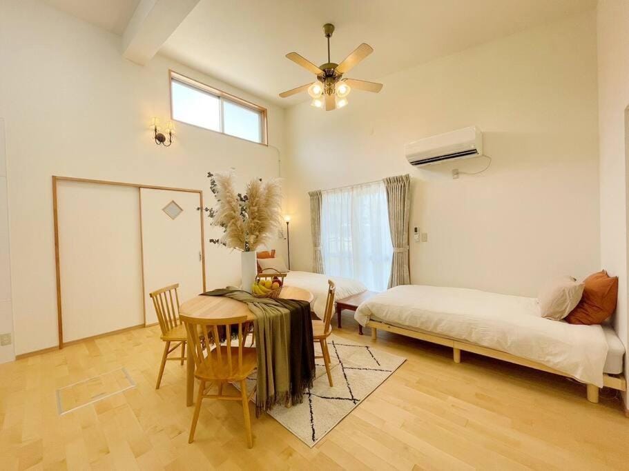 北部観光アクセス良好な新築貸別荘／最大4名ベッド4台／Wi-Fi／海岸線近く House in Okinawa Prefecture