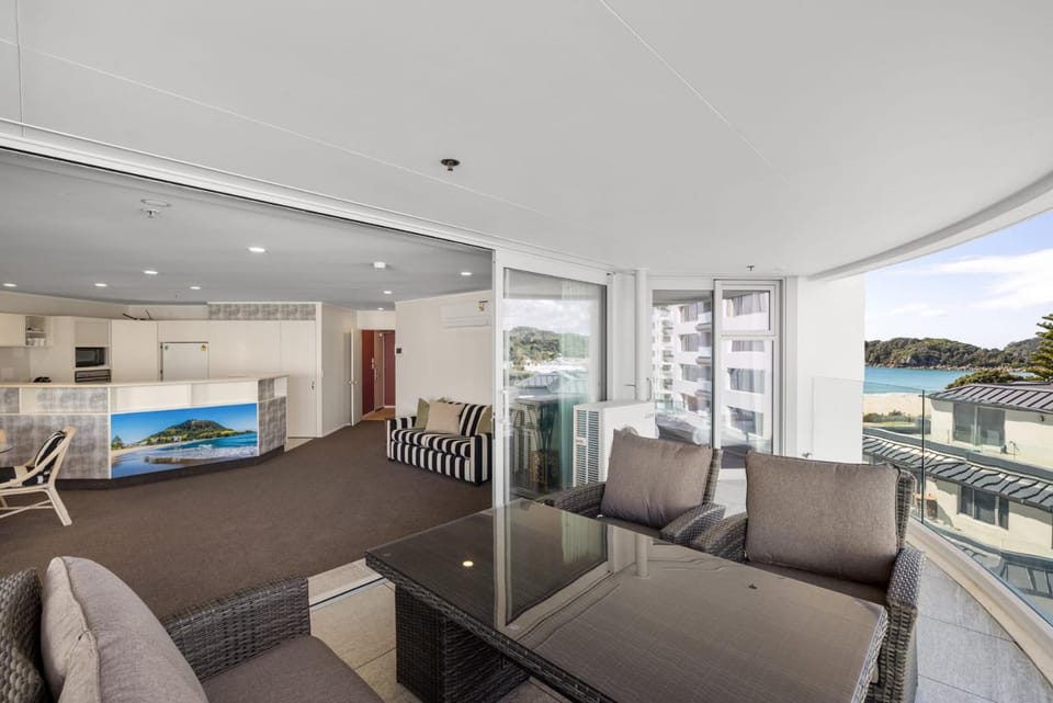 A Strand of Paradise, Oceanside Views & Pool Apartment in Bay Of Plenty