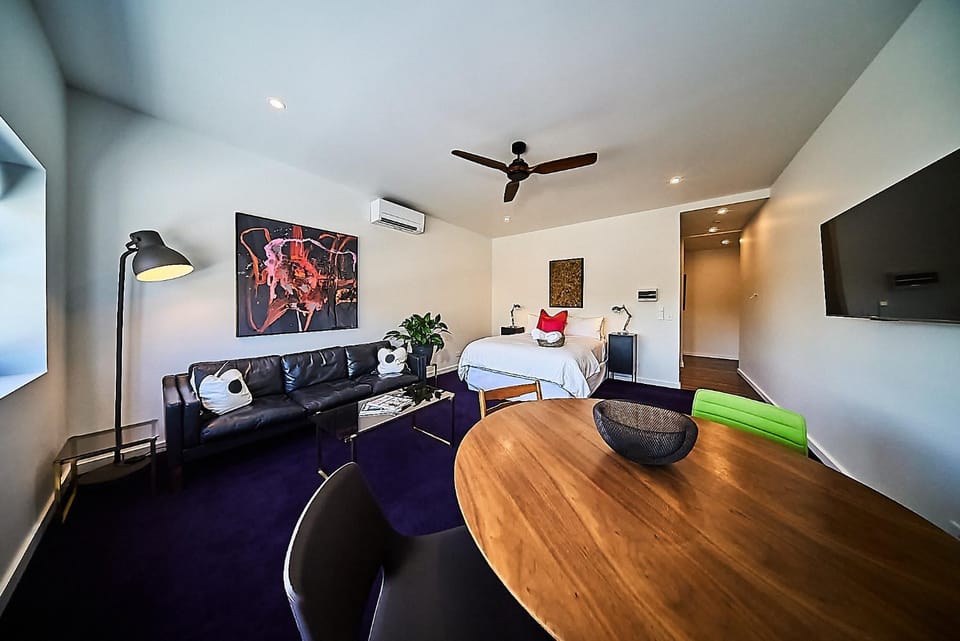 TV and multimedia, Living room, Seating area, Dining area, fireplace, hair dresser