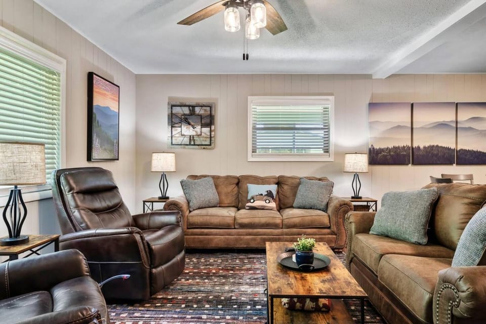 Guest Favorite Cottage Nr Dollywood Hot Tub, Fire Pit, Cable, New Deck House in Pigeon Forge