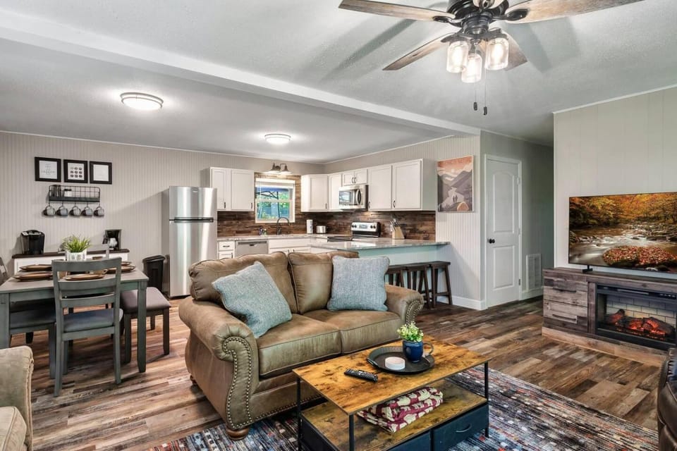 Kitchen or kitchenette, Living room, Seating area, Dining area, fireplace, stove