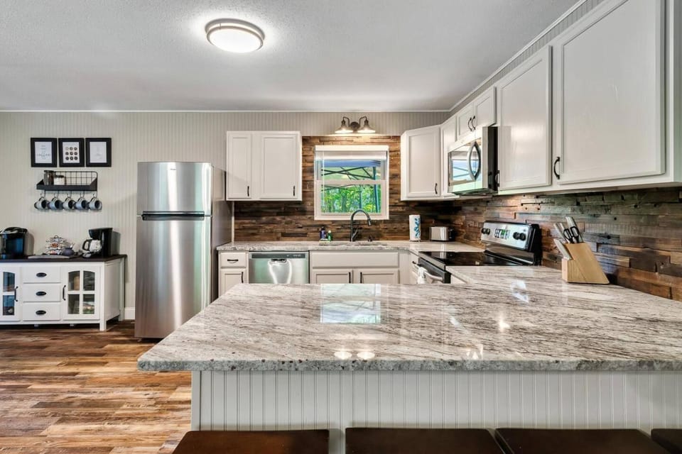 Coffee/tea facilities, Kitchen or kitchenette, microwave, stove