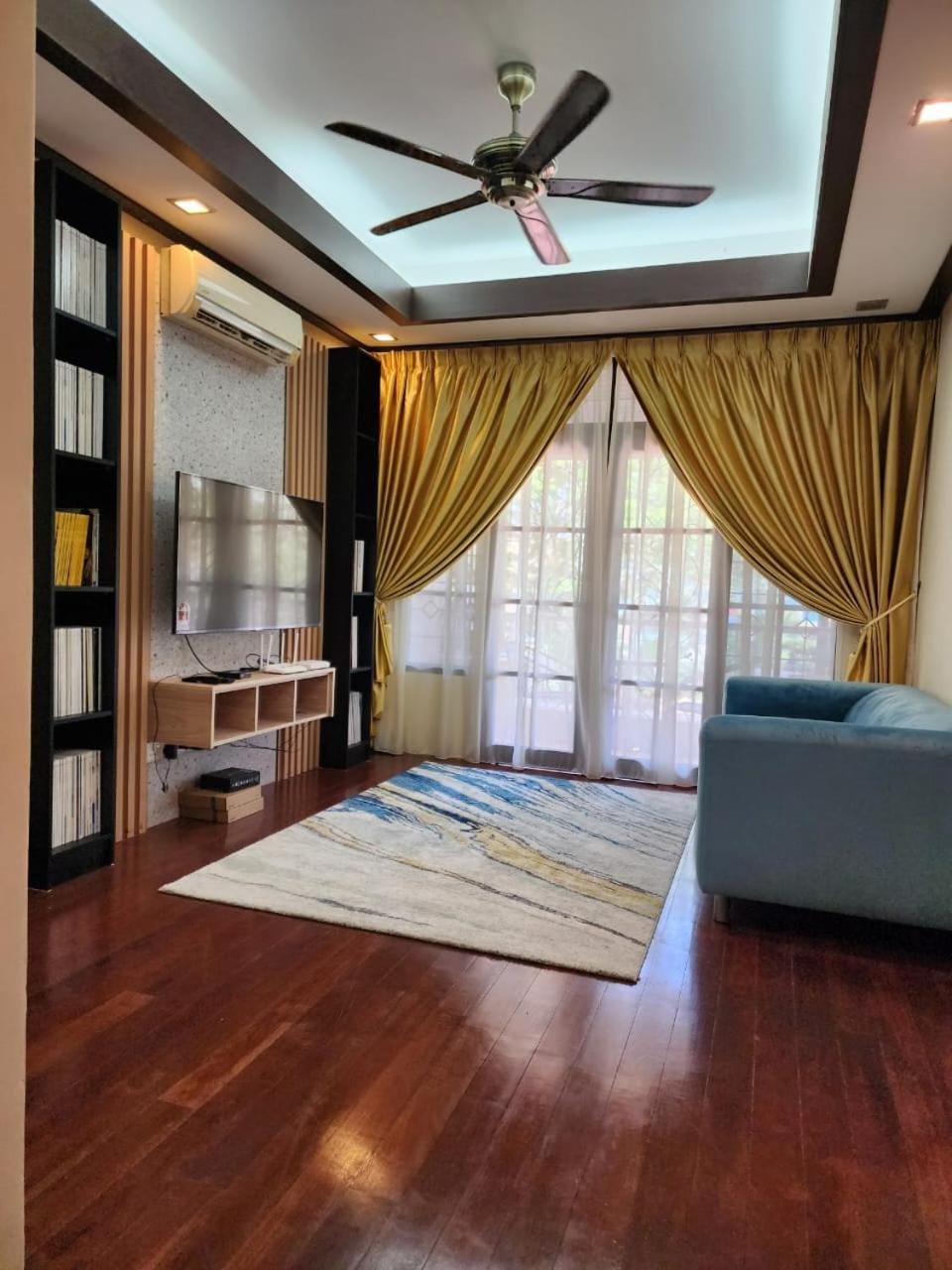 TV and multimedia, Seating area, fireplace