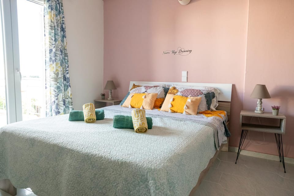 Bee life , Royal Apartment in Crete